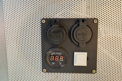Bedienfeld mit Start/Stopp-Taster, Spannungsanzeige, USB- u. 12V Buchse